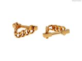 deux paires de boucles d'oreilles à maillons dorés sur fond blanc