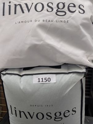 un sac rempli de « unwodges » posé sur une chaise