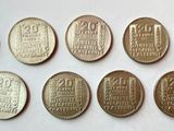 six types de pièces différents sont présentés sur une surface blanche