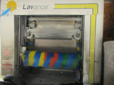 une photo d'une machine recouverte d'une couverture colorée