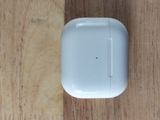 une souris blanche assise sur une table en bois