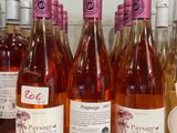 plusieurs bouteilles de vin sont alignées sur un comptoir