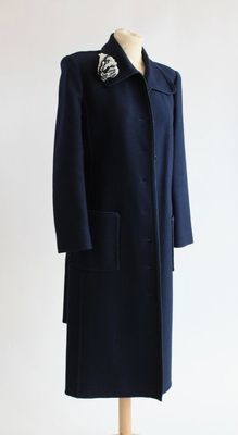 une image d'un manteau sur un support de mannequin