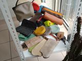 une étagère contenant divers objets dans une pièce