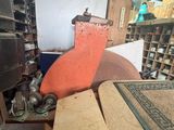 un tas de bric-à-brac dans une pièce, avec un poêle en arrière-plan