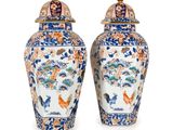 deux vases bleus et blancs décorés d'oiseaux et de fleurs