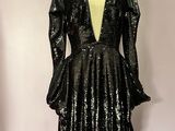 le dos d'une robe noire sur un mannequin, un mannequin, un mannequin, un mannequin, un mannequin, un mannequin, un mannequin, un mannequin