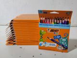 une boîte de crayons de couleur posée sur une table