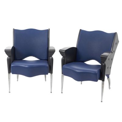 une paire de fauteuils en cuir bleu avec des pieds et des accoudoirs chromés