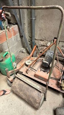 un homme qui travaille sur une machine dans une pièce