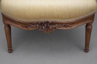 Paire de fauteuils cabriolets en bois mouluré et sculpté, à … (photo 4)