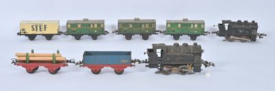plusieurs petits trains sont alignés sur une surface blanche