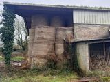 une image représentant une grange sur laquelle est empilé du foin