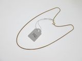 gros plan d'un collier auquel est attachée une étiquette
