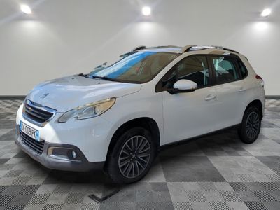 la petite voiture blanche est garée dans une pièce au sol à carreaux