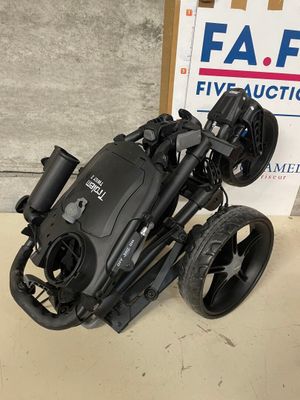 une image représentant un petit véhicule motorisé posé sur une table