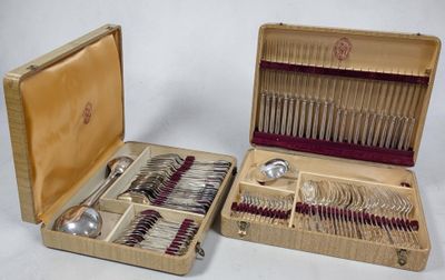 un coffret en bois contenant de l'argenterie sur une surface blanche