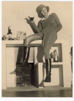 une photo en noir et blanc d'une femme assise sur un comptoir