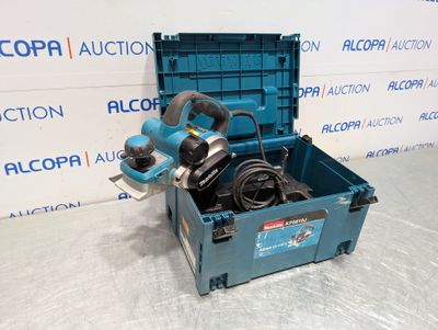 une boîte à outils bleue contenant un outil bleu