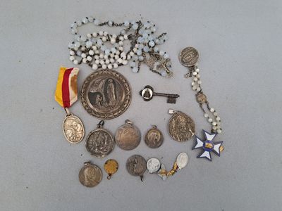 beaucoup d'objets en argent et en or sur la table