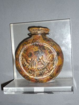 un vase exposé dans une vitrine