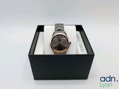 gros plan d'une montre dans une boîte sur une surface blanche