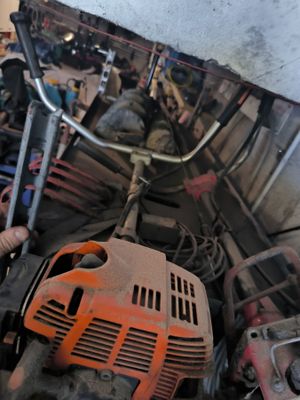 un homme qui travaille sur un moteur de voiture