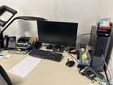 un bureau sur lequel se trouvent un ordinateur, un clavier, une souris et d'autres objets