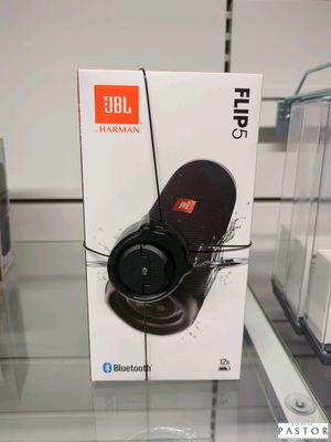 une boîte sur laquelle est posé un casque audio