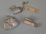 un porte-monnaie en argent muni d'une chaîne et un porte-monnaie en argent muni d'une chaîne