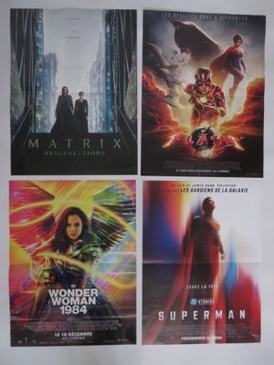 Les affiches des films sont accrochées au mur.
