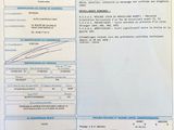 une feuille de papier sur laquelle figurent des informations, posée sur une table