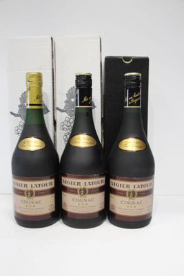 trois bouteilles de vin posées l'une à côté de l'autre sur une table
