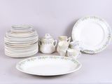 beaucoup d'assiettes et de tasses sur la table