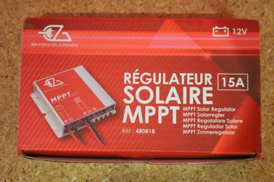 La boîte est ouverte sur la table et contient l'appareil électronique.