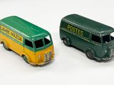 deux petits bus qui sont placés l'un à côté de l'autre