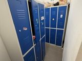 deux casiers bleus dans le couloir d'un immeuble