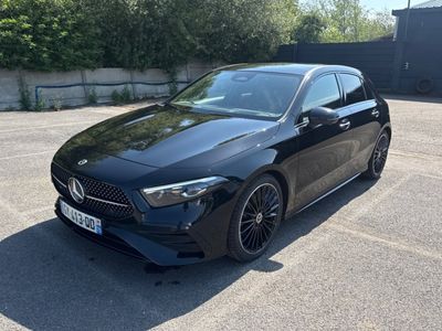 une Mercedes CLA noire garée sur un parking