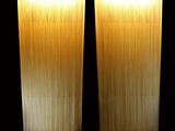 deux grandes lampes qui s'illuminent dans l'obscurité