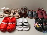 Plusieurs paires de chaussures sont alignées sur une table
