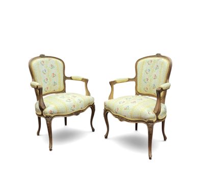 PAIRE DE FAUTEUILS cabriolets en hêtre mouluré et sculpté à … - Photo 1