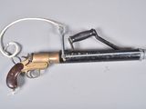 un pistolet posé sur une table