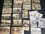 plusieurs anciennes cartes postales de différents types et formats sur un fond noir