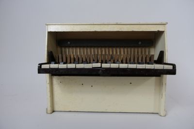un piano miniature posé sur une table