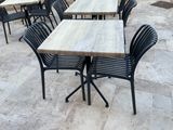 de nombreuses tables et chaises installées dehors, sur la terrasse