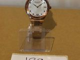 une montre exposée sur une table, avec une étiquette de prix