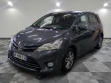 La Toyota Sienna grise est garée sur un sol en carrelage à damier.