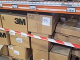 de nombreuses boîtes sur les étagères du magasin, entourées de ruban adhésif rouge et blanc