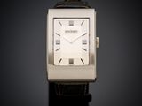 gros plan d'une montre sur une surface noire