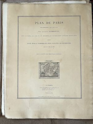 un vieux livre posé sur une table à côté d'une tasse de café